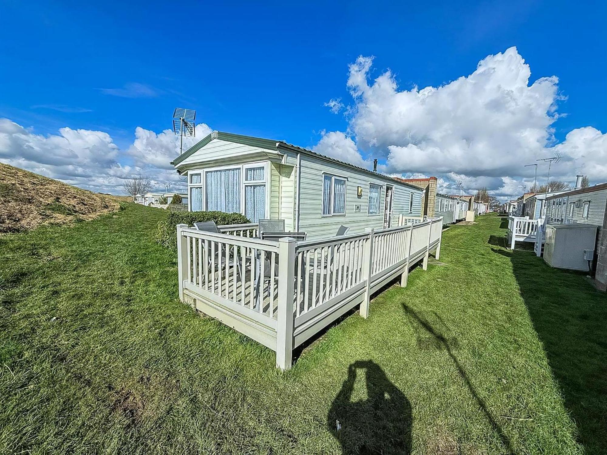 Superb Caravan With Decking And Free Wifi At Naze Marine Park Ref 17236C วอลตัน-ออน-เดอะ-เนซ ภายนอก รูปภาพ