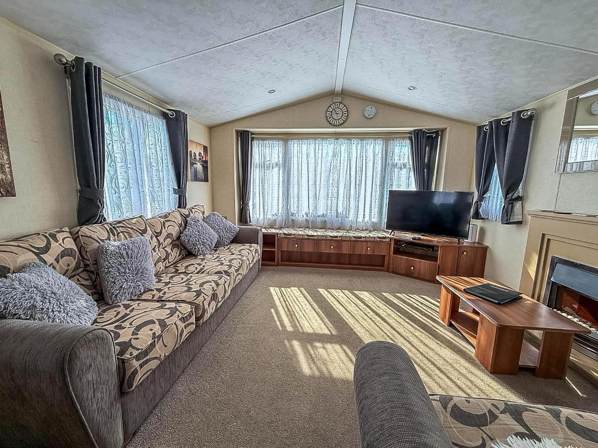 Superb Caravan With Decking And Free Wifi At Naze Marine Park Ref 17236C วอลตัน-ออน-เดอะ-เนซ ภายนอก รูปภาพ