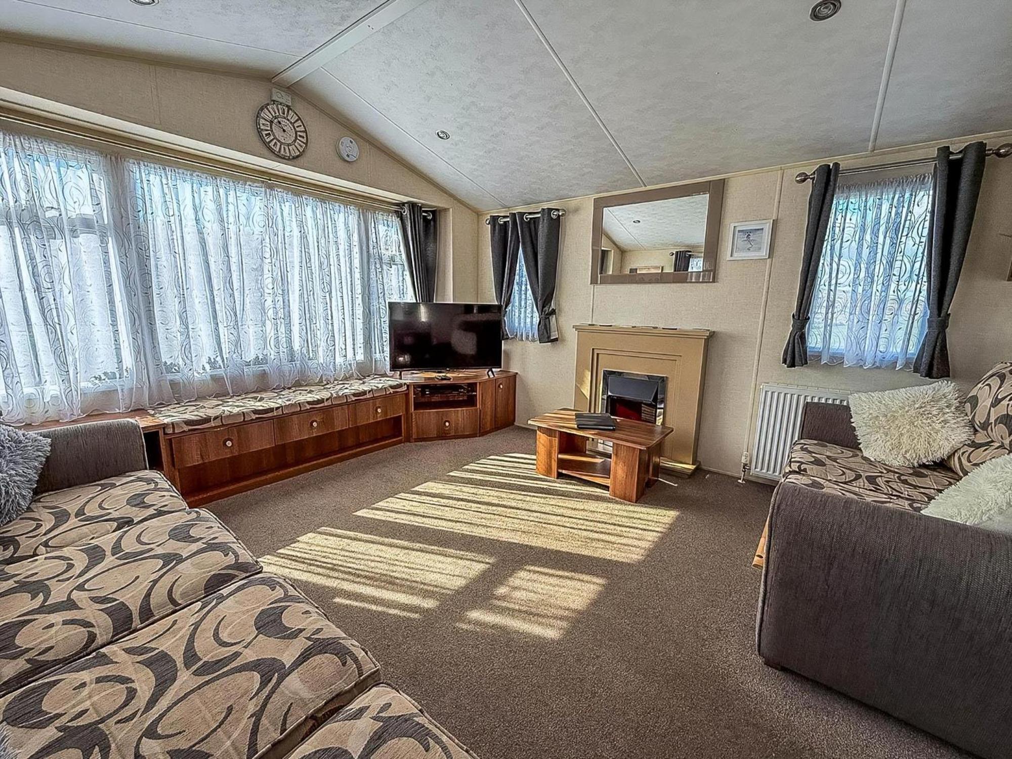 Superb Caravan With Decking And Free Wifi At Naze Marine Park Ref 17236C วอลตัน-ออน-เดอะ-เนซ ภายนอก รูปภาพ