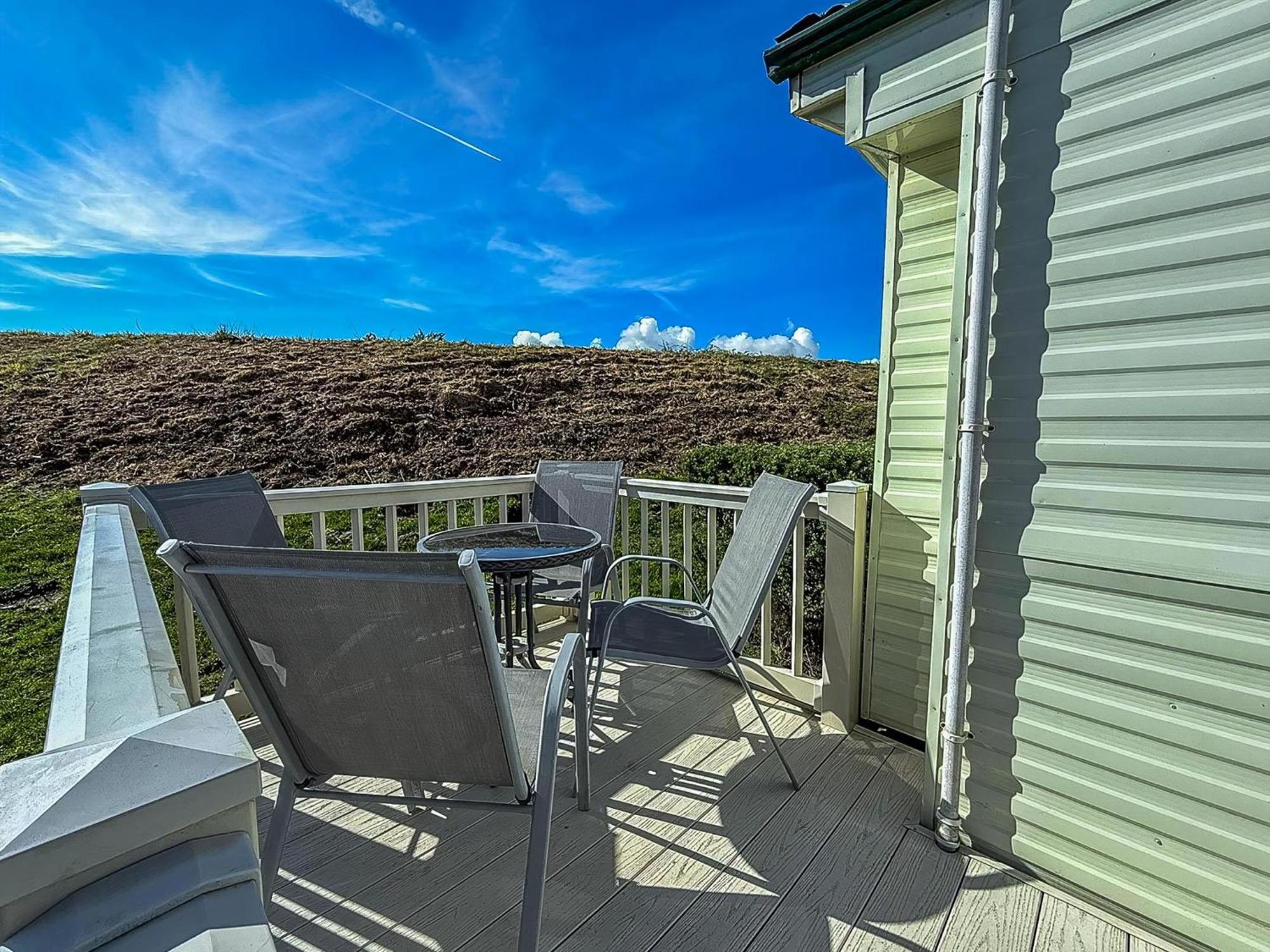 Superb Caravan With Decking And Free Wifi At Naze Marine Park Ref 17236C วอลตัน-ออน-เดอะ-เนซ ภายนอก รูปภาพ